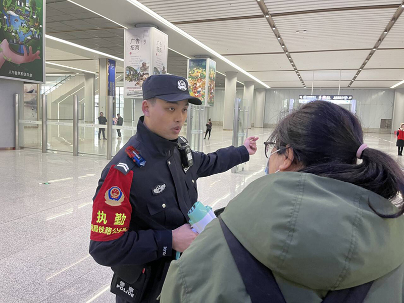 黃楚風耐心解答旅客問題。徐永強攝