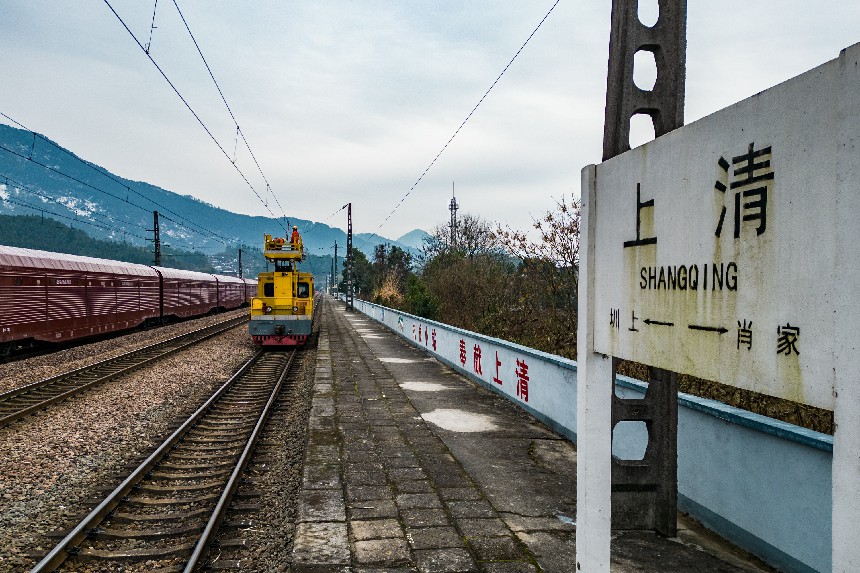 鹰潭供电段上清供电工区职工登上作业车平台，利用“天窗”作业时间，对上清站供电设备进行检修。徐斌摄