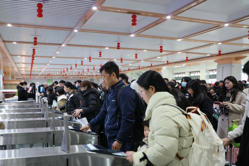 旅客有序检票进站乘车。陈明摄