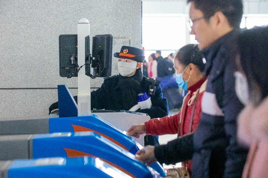 贛州西站候車旅客有序排隊刷証進站乘車。鄒陽攝