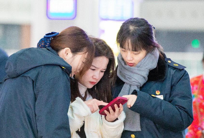 贛州西站客運工作人員正在幫助旅客解答出行疑惑。鄒陽攝