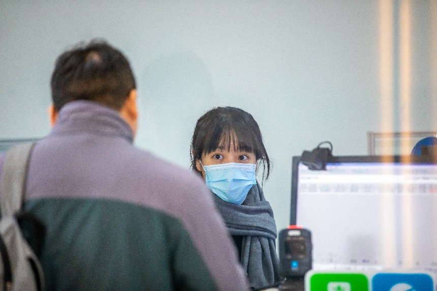贛州西站售票工作人員正在為旅客辦理購票業務。鄒陽攝