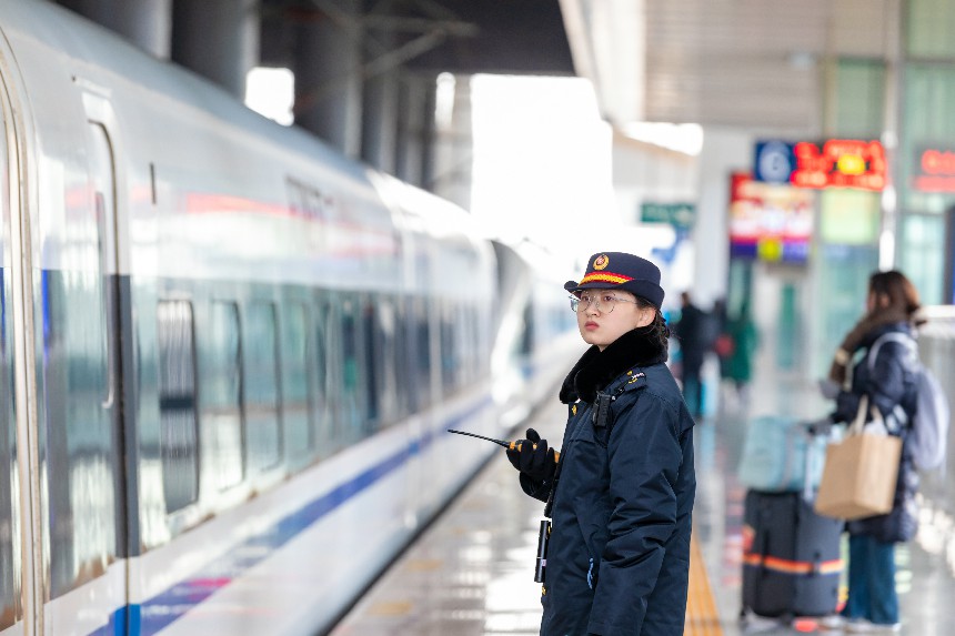 列車即將停妥，贛州西站客運工作人員正在進行接發列車作業。鄒陽攝