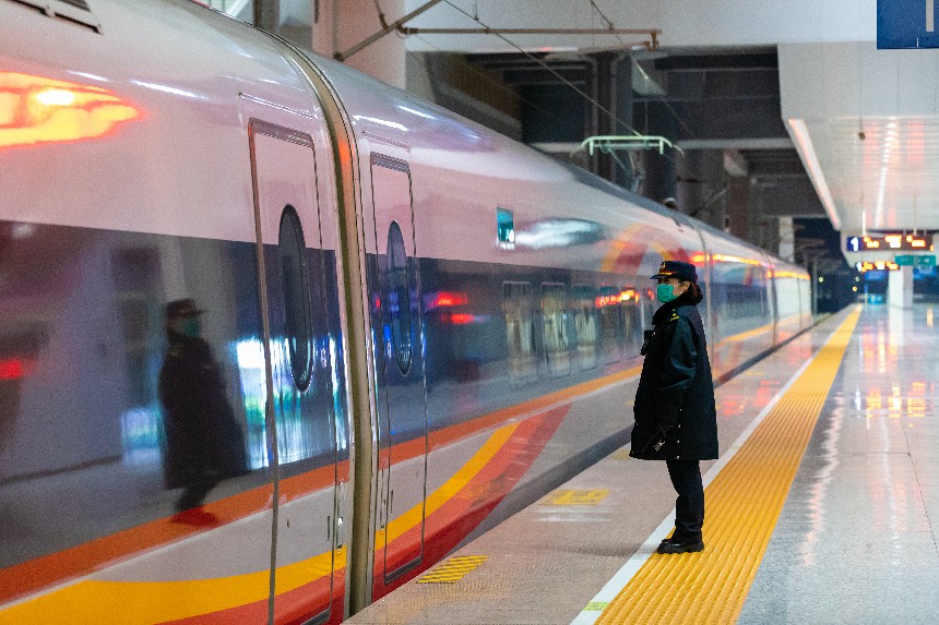 智能復興號緩緩啟動，贛州西站客運工作人員正在進行接發列車作業。鄒陽攝