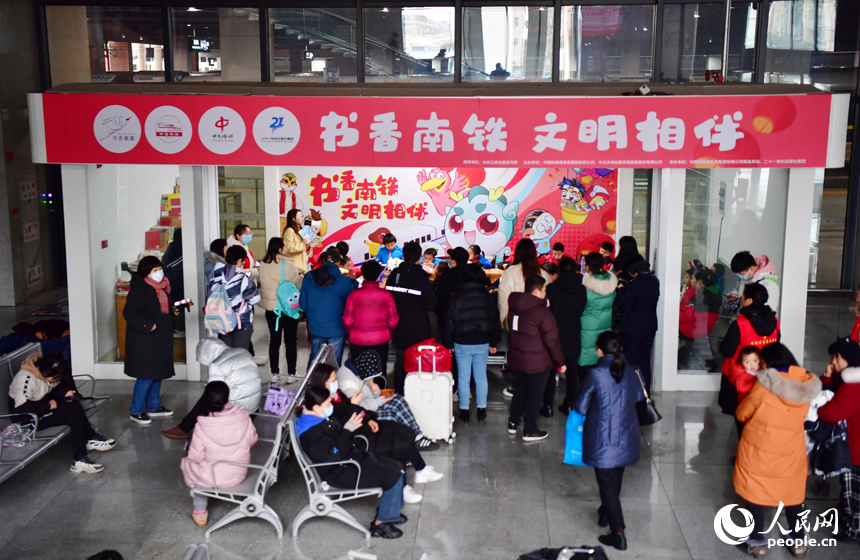 南昌火車站設置的“書香南鐵 文明相伴”讀書角。 人民網記者 時雨攝