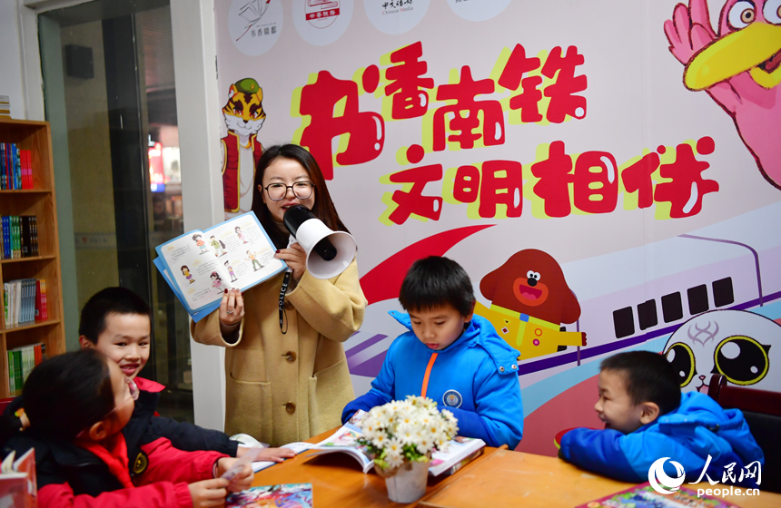 讀書角正在舉行圖書分享會。 人民網記者 時雨攝