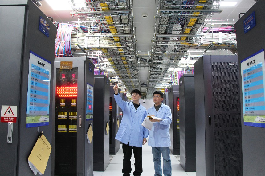 工作人員正在檢修設備。畢嘉偉攝