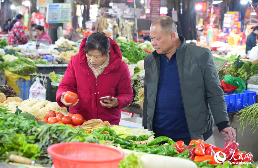 市民在南昌縣定崗集貿市場挑選新鮮果蔬。人民網記者 毛思遠攝