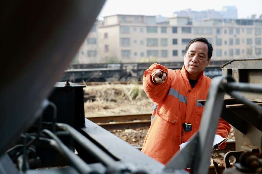 車號員李金饒正在檢查列車關門車。陸佳駿攝