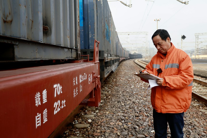 車號員李金饒正在核對列車編組。陸佳駿攝