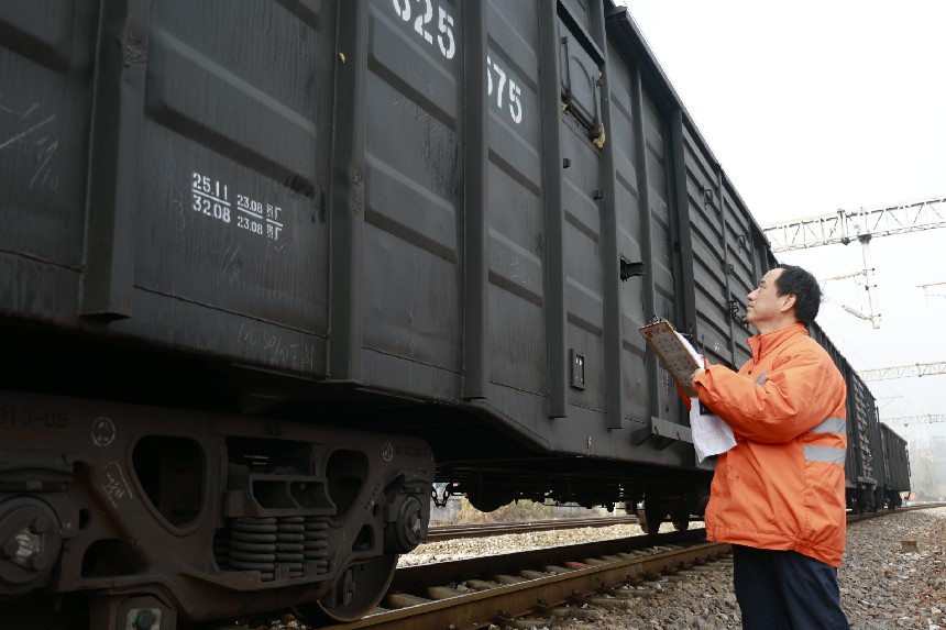 車號員李金饒正核對列車編組。陸佳駿攝