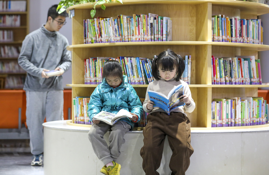 南丰县许多学生走进图书馆，悦享假期时光。谢东摄