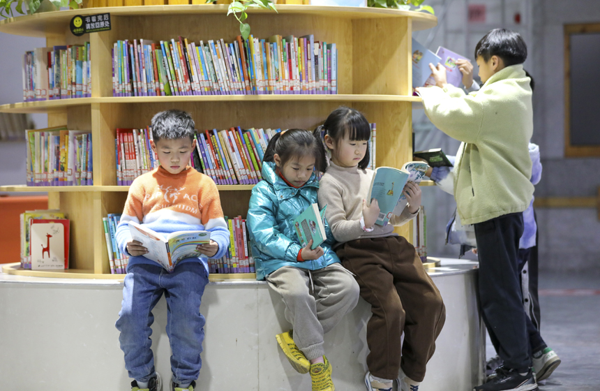南丰县许多学生走进图书馆，悦享假期时光。谢东摄