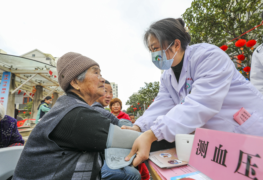 医务人员正在为居民测量血压。谢东摄