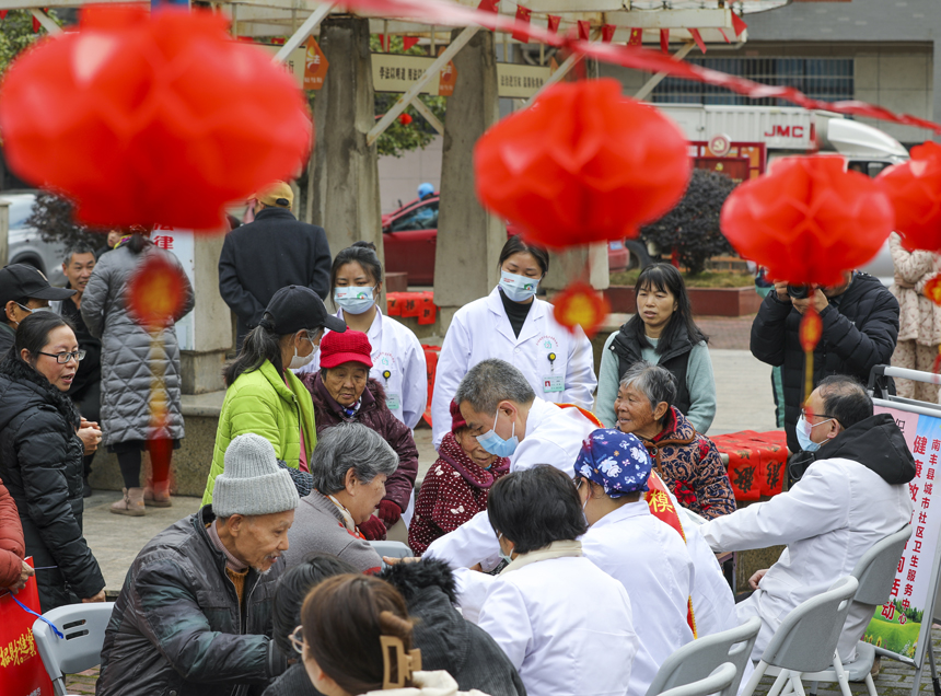 医务人员正在为居民测量血压。谢东摄