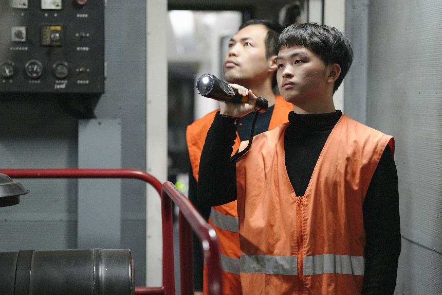 職工檢查發動機工作狀態。高晉攝