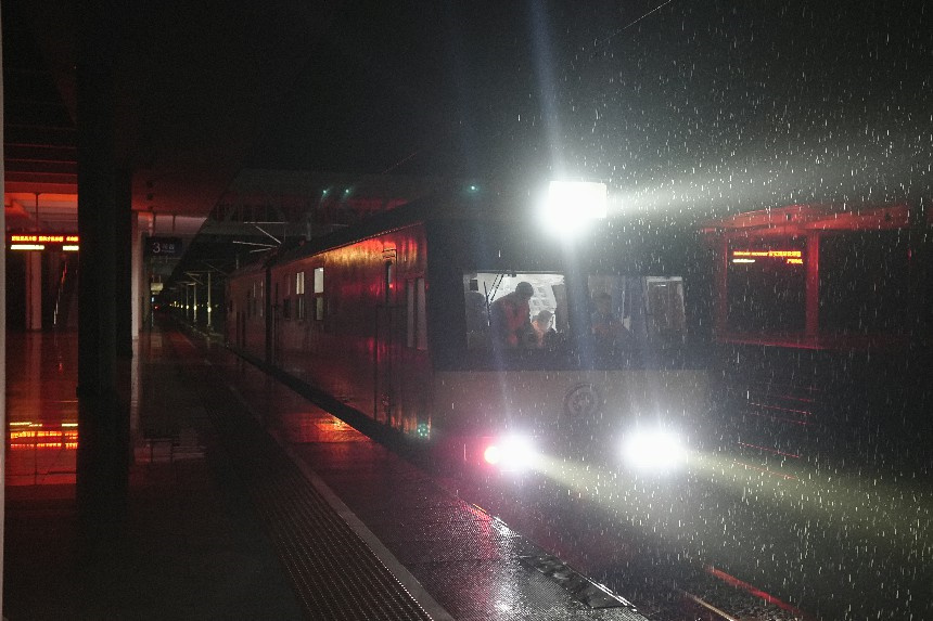 探傷車准備出站進行探傷作業。高晉攝