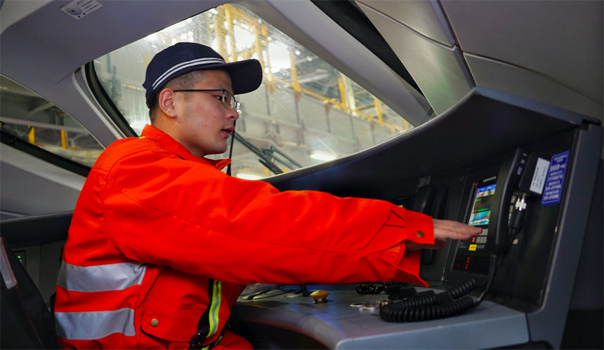 南昌电务段工作人员在高铁驾驶室内对机车综合无线通信设备进行试验核对。余昊阳摄