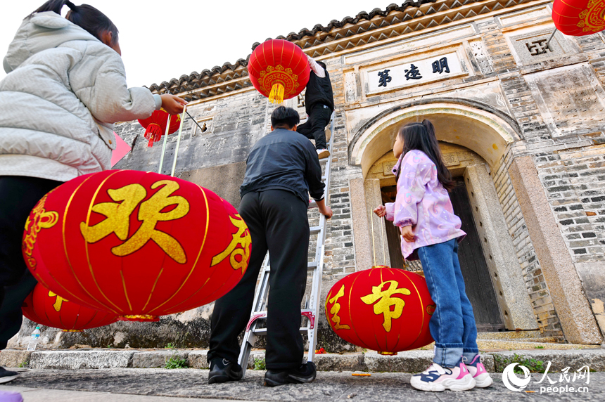 赣州市定南县历市镇修建村，村民在明远第围挂红灯笼。人民网 朱海鹏摄