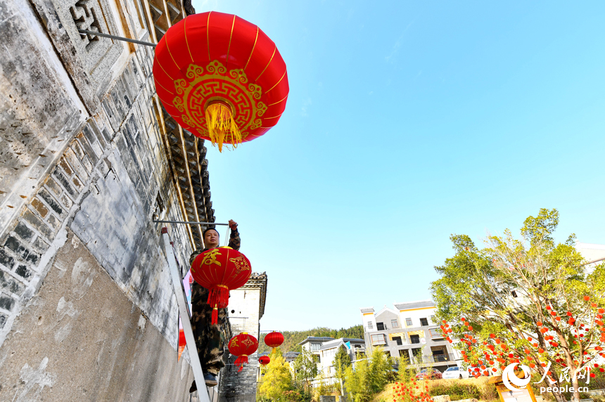 赣州市定南县历市镇修建村，村民在明远第围挂红灯笼。人民网 朱海鹏摄