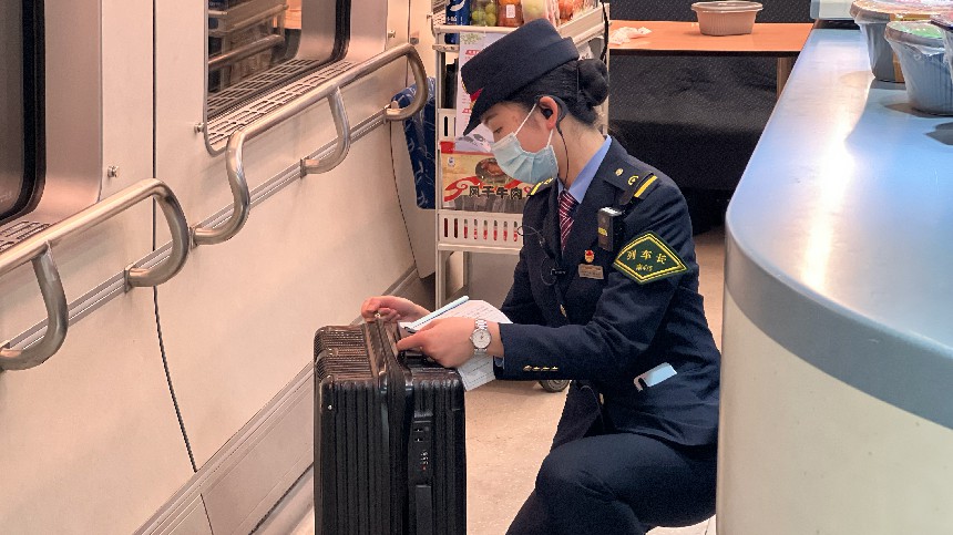 檢查和登記旅客遺失物品。丁榮超攝