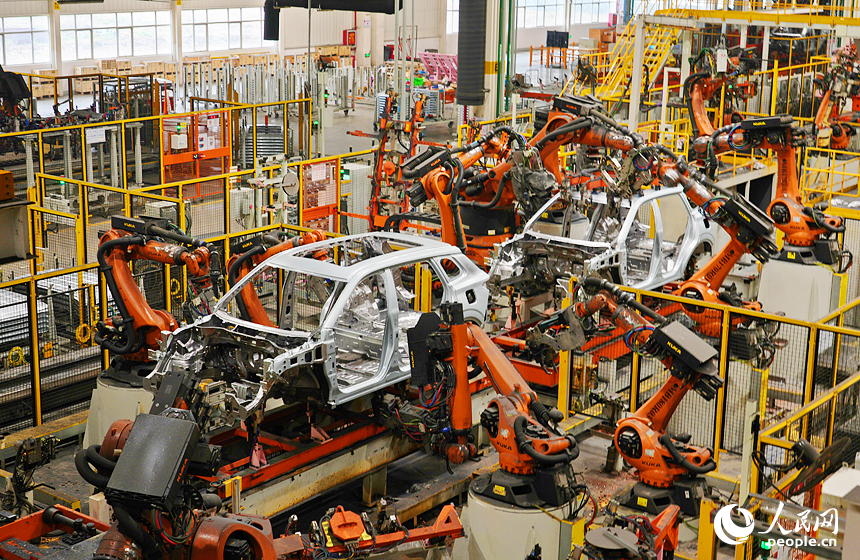 江铃汽车富山工厂焊接车间内，智能化生产提升制造效率。人民网记者 毛思远摄