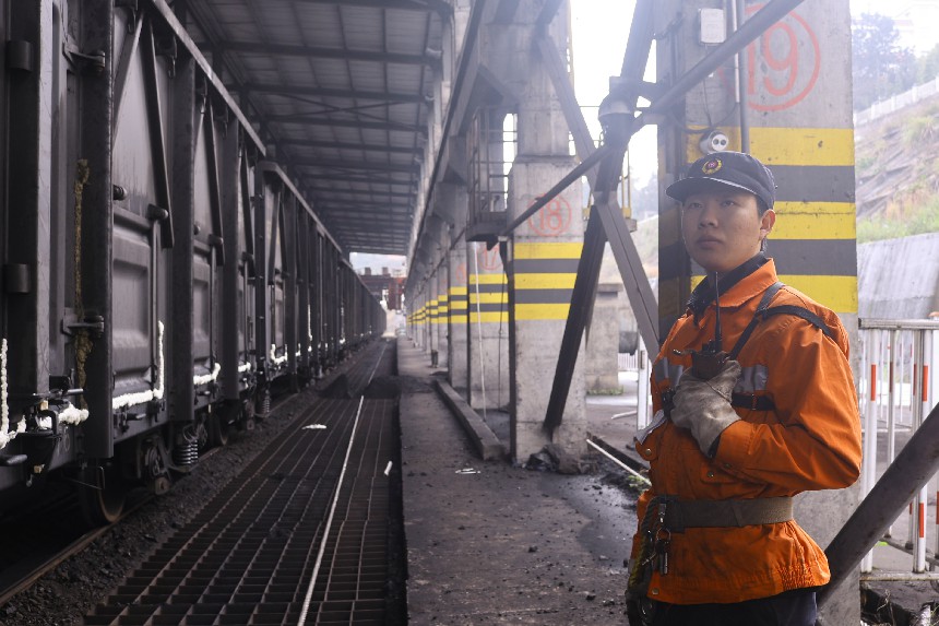 在火電廠鐵路專用線，調車人員正在對位。 黃育仁攝