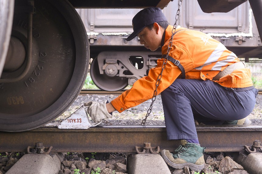 在鐵路專用線，益口站調車人員正在擺放鐵鞋。 黃育仁攝