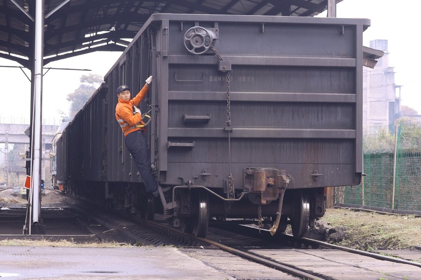 在火電廠鐵路專用線，調車人員正在取送列車。 黃育仁攝