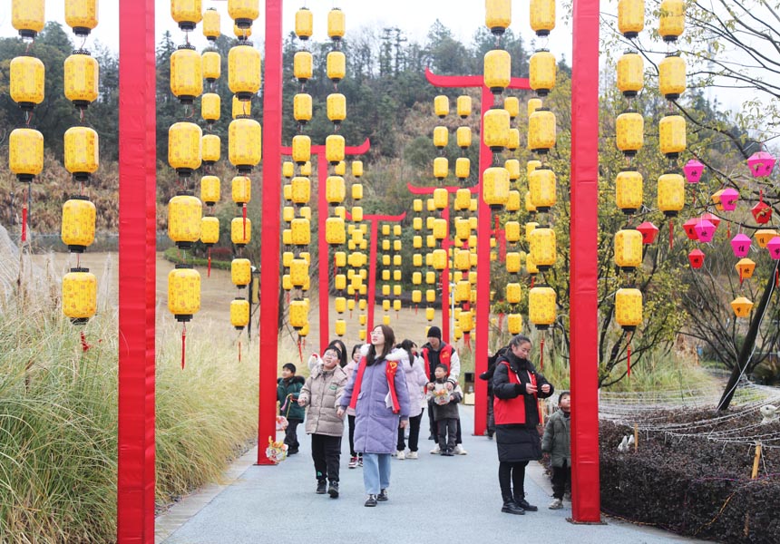 东乡区佛岭国际公园，青年志愿者带着留守儿童一起赏花灯。饶方其摄