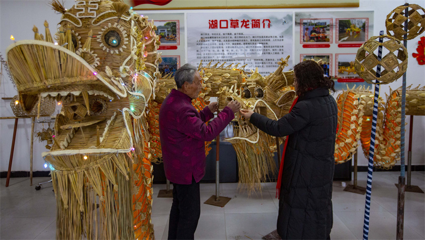 國家級非物質文化遺產湖口草龍代表性傳承人正在精心趕制草龍。李學華攝