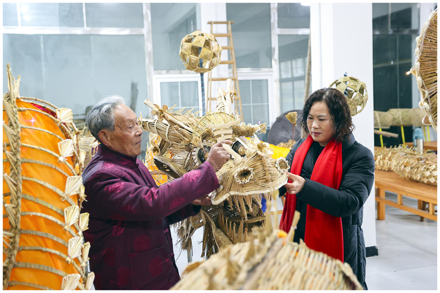 國家級非物質文化遺產湖口草龍代表性傳承人正在精心趕制草龍。李學華攝