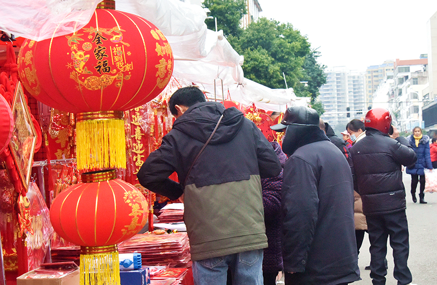 人们正在挑选新年装饰品。刘阳春摄