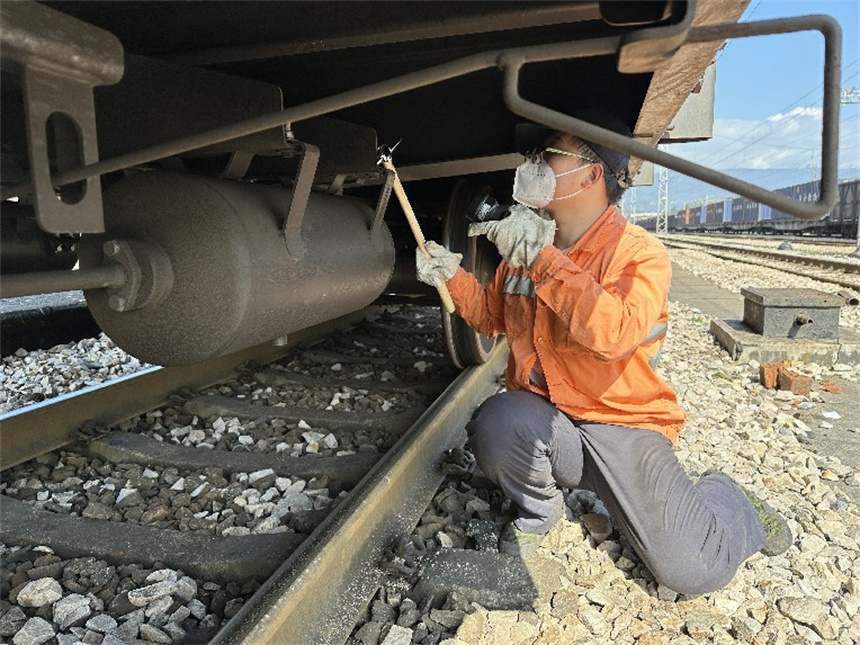 工作人員在檢查車輛副風缸吊架。覃澤誠攝