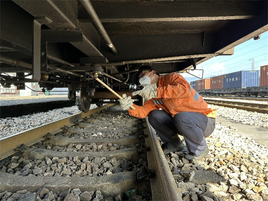 工作人員在檢查車輛前水平杠杆。覃澤誠攝