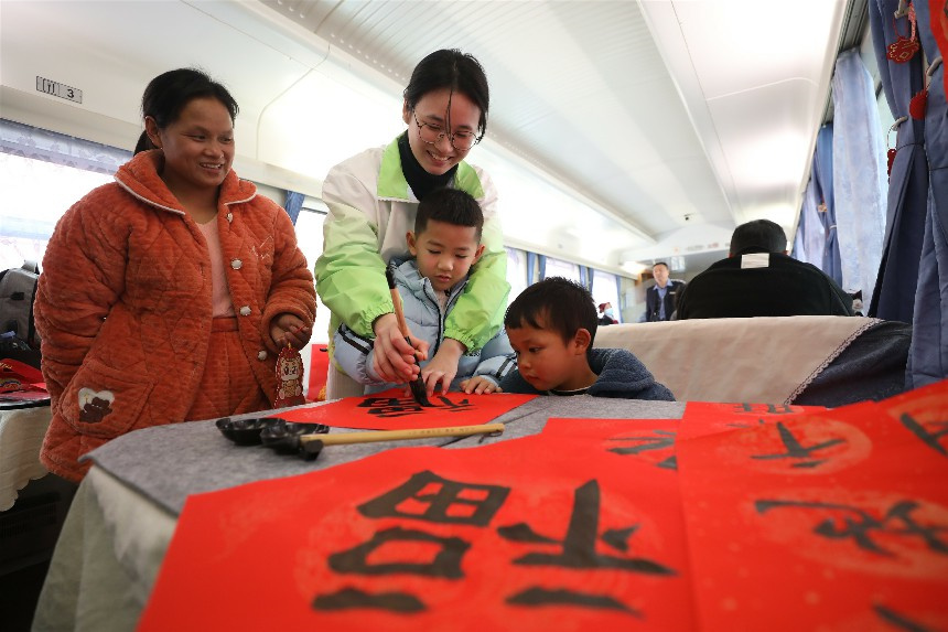 青年志愿者邀请小朋友写“福”字。邹碧峰摄