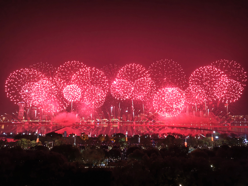 2月10日晚，2024年南昌市迎春煙花晚會在贛江中心老官洲區域舉行。周帥攝