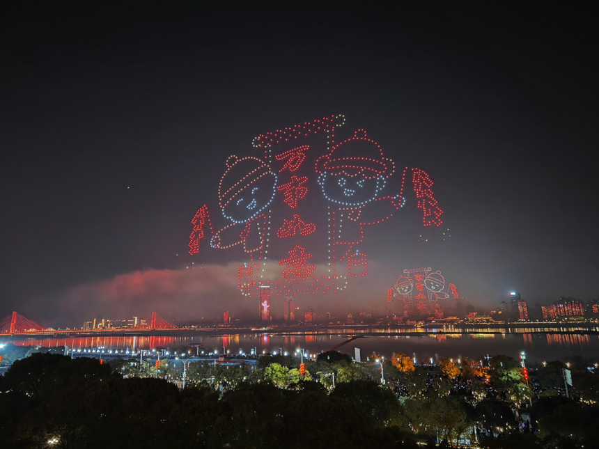 2月10日晚，2024年南昌市迎春烟花晚会在赣江中心老官洲区域举行。周帅摄