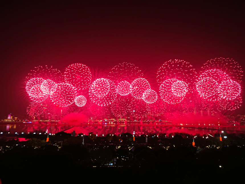 2月10日晚，2024年南昌市迎春烟花晚会在赣江中心老官洲区域举行。周帅摄