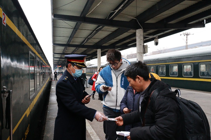 上午9：00，K6221次列车员正在迎接旅客上车。宋媚燕摄