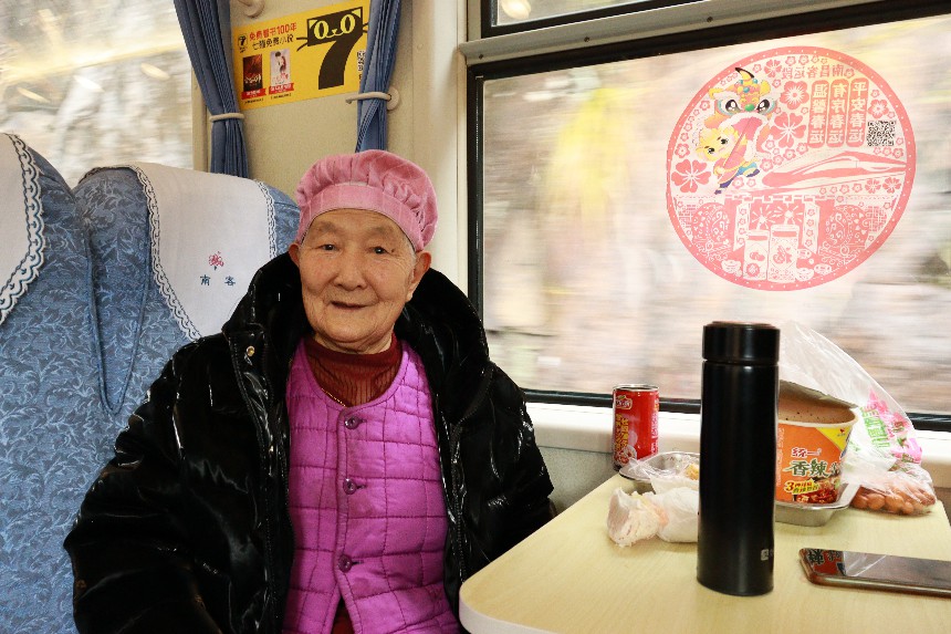 一位85岁的老奶奶对着镜头开心地笑了，今天他们一家人赶回老家过年。宋媚燕摄