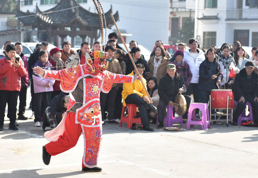 2月11日，婺源秋口鎮長徑村上演儺事活動，慶祝春節。胡敦煌攝