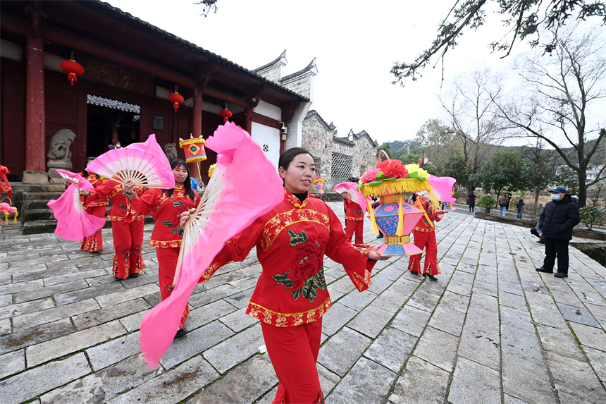 村民正在跳茶篮灯舞，为大家送上新春祝福。曾嵘峰摄