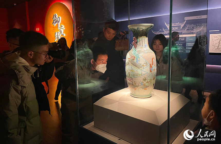 走進江西省博物館，各式御瓷精品讓市民游客目不暇接。人民網記者 毛思遠攝