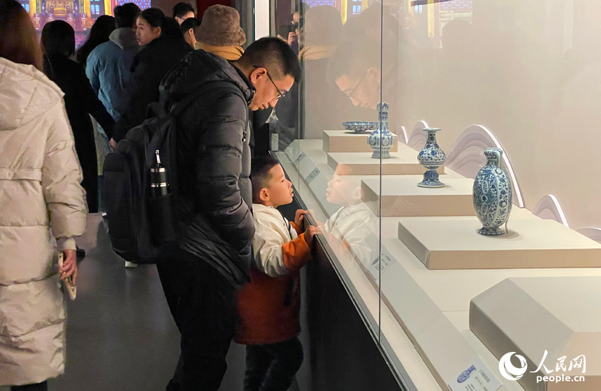 走進江西省博物館，各式御瓷精品讓市民游客目不暇接。人民網記者 毛思遠攝