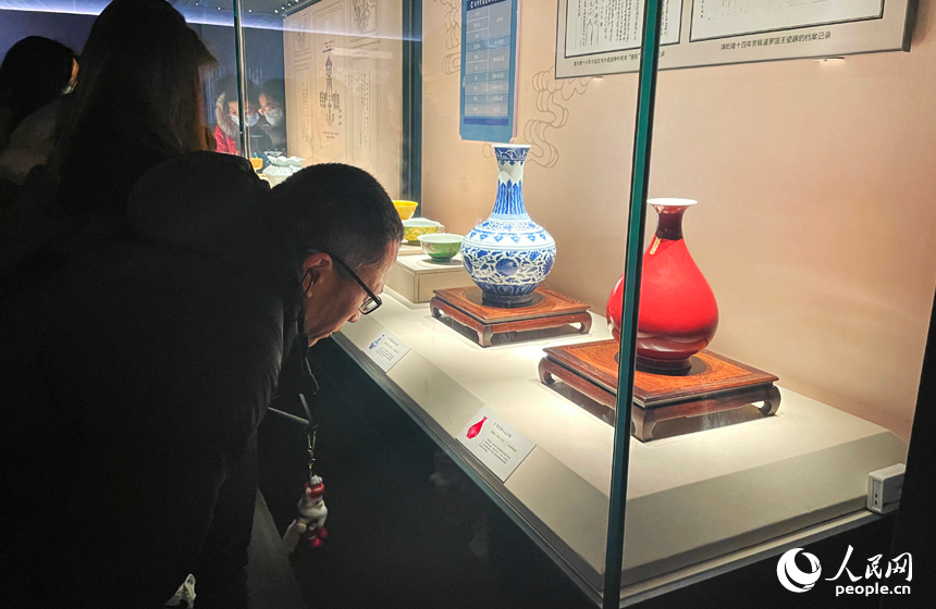 走进江西省博物馆，各式御瓷精品让市民游客目不暇接。人民网记者 毛思远摄