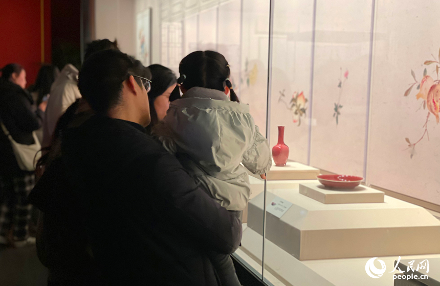 走进江西省博物馆，各式御瓷精品让市民游客目不暇接。人民网记者 毛思远摄