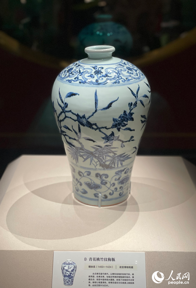 江西省博物馆展出的御瓷精品。人民网记者 毛思远摄