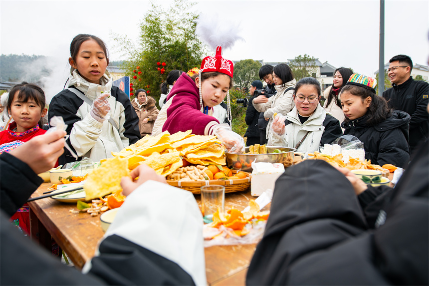 孩子们一起品尝客家传统美食。钟杰摄