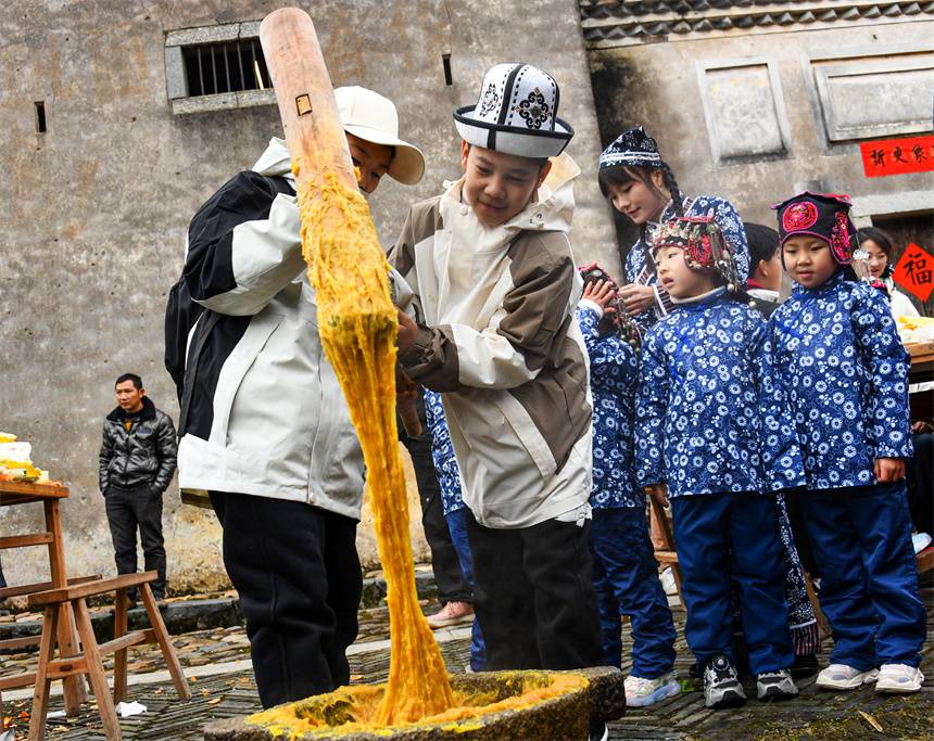 孩子们体验客家传统美食制作工艺——打糍粑。钟杰摄